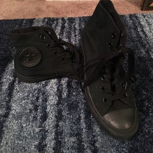 BLACKED-OUT lightly used converse 🖤